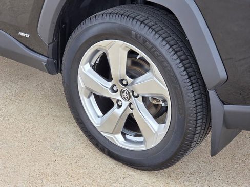 Used 2019 Toyota RAV4 Limited AWD/4WD image 8