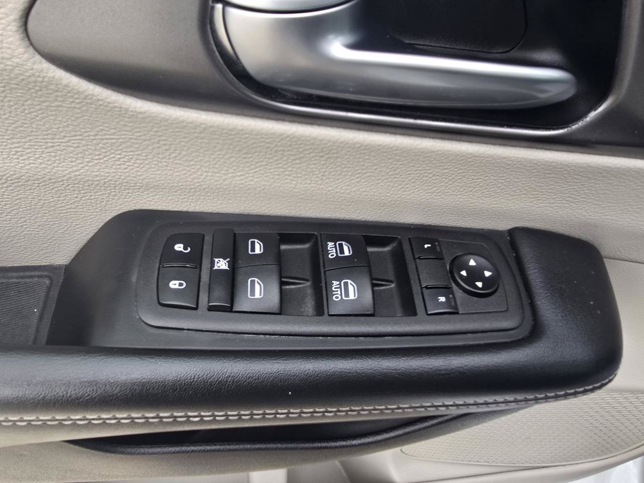 Used 2023 Chrysler Pacifica Touring-L FWD image 23