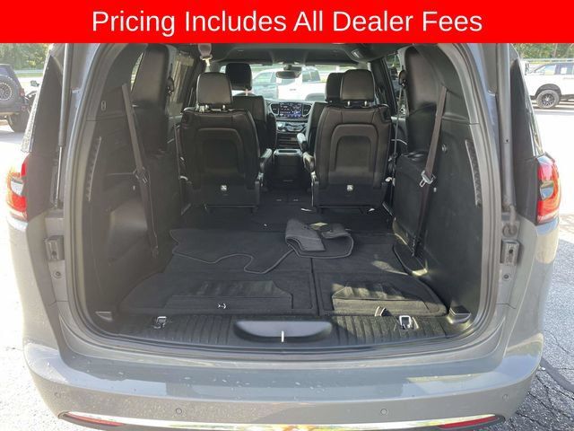 Used 2025 Chrysler Pacifica Select FWD image 12