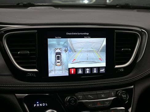 Used 2024 Chrysler Pacifica Limited FWD image 18