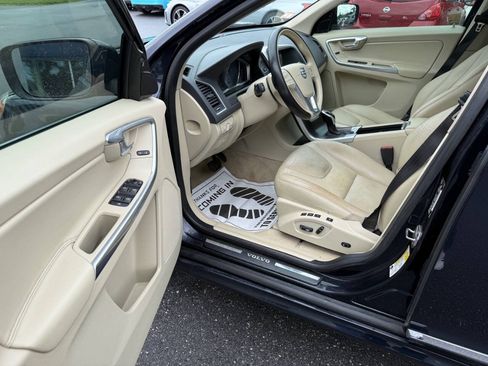 Used 2016 Volvo XC60 T5 Premier w/ Proximity Package FWD image 13