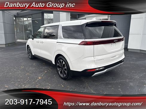 Used 2024 Kia Carnival EX image 3