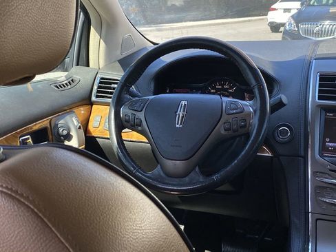 Used 2013 Lincoln MKX FWD image 3