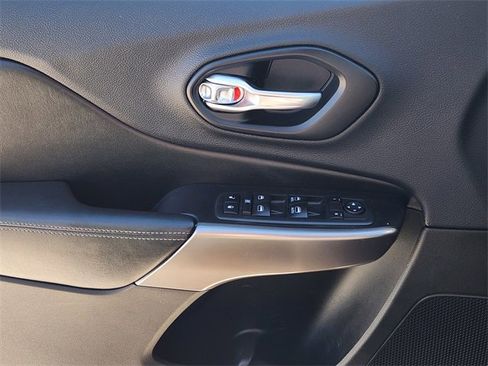 Used 2019 Jeep Cherokee Latitude Plus image 23