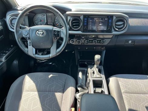 Used 2017 Toyota Tacoma TRD Sport image 3