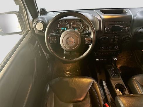 Used 2014 Jeep Wrangler Unlimited Sahara image 21