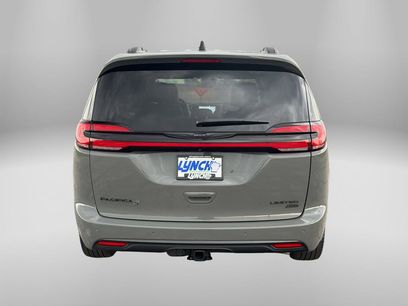 Used 2025 Chrysler Pacifica Limited w/ Uconnect Theater Family Group
