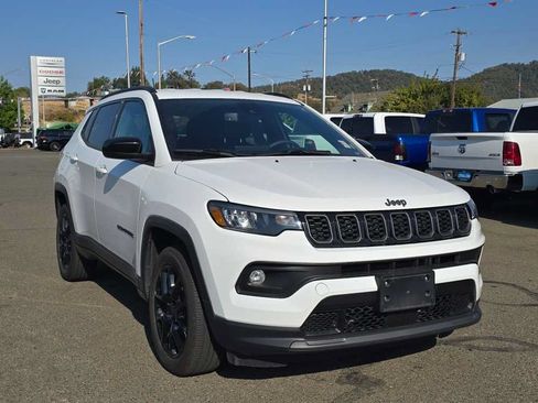 Used 2025 Jeep Compass Latitude w/ Convenience Group AWD/4WD image 11
