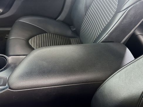 Used 2020 Toyota Camry SE image 18