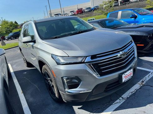 Used 2023 Chevrolet Traverse LT FWD image 3