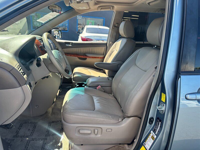 Used 2010 Toyota Sienna XLE FWD image 8