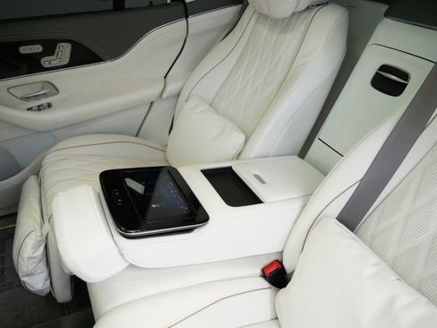 Used 2024 Mercedes-Benz Maybach GLS 600 4MATIC image 44