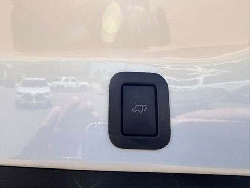 Used 2017 Toyota Highlander SE FWD image 34