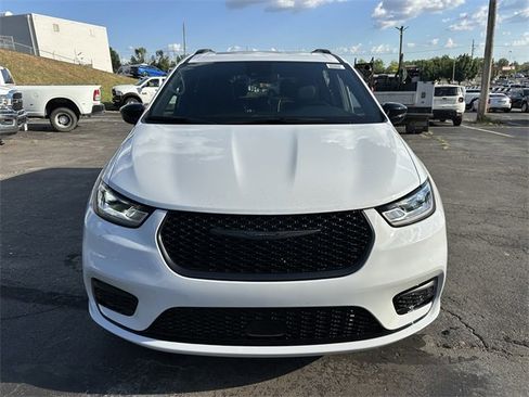 New 2026 Chrysler Pacifica Limited w/ S Appearance Package image 3