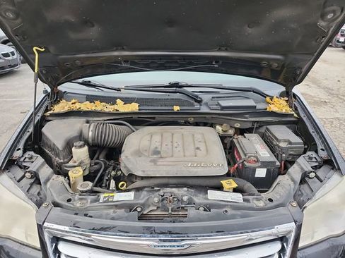 Used 2013 Chrysler Town & Country Touring image 28