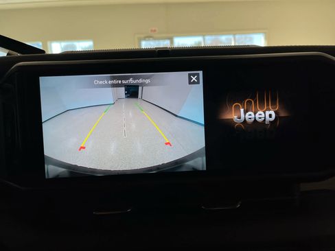 Used 2025 Jeep Wrangler Sahara image 35