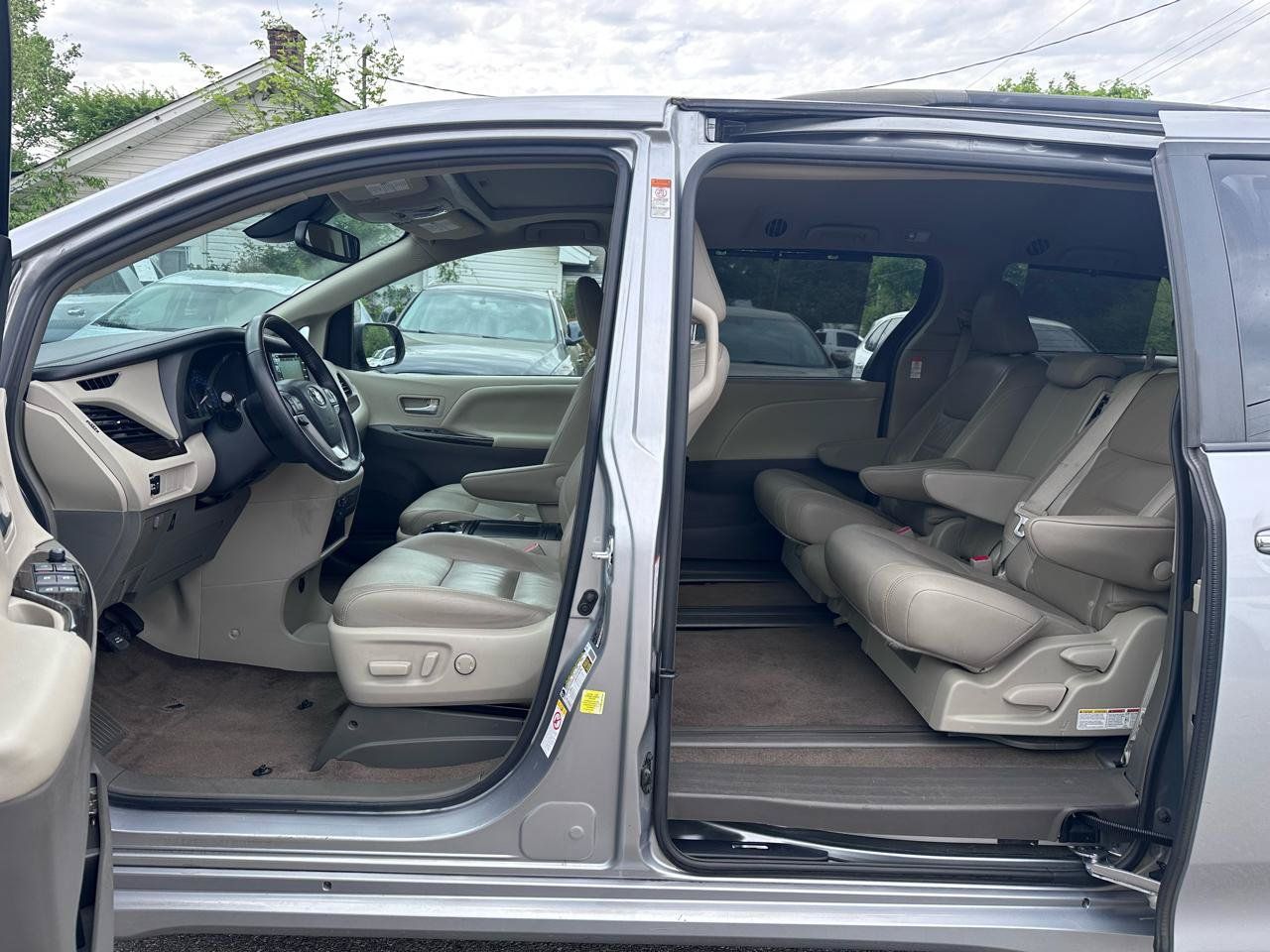 Used 2018 Toyota Sienna XLE FWD image 16