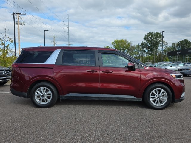 Used 2024 Kia Carnival LX FWD image 2