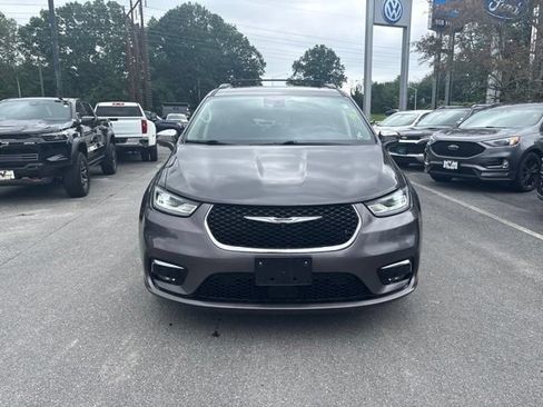 Used 2022 Chrysler Pacifica Limited FWD image 3