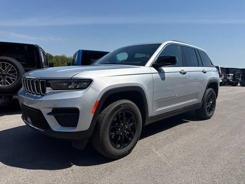 Used 2025 Jeep Grand Cherokee Laredo X w/ Luxury Tech Group I RWD image 8