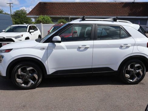 Used 2022 Hyundai Venue SEL FWD image 5