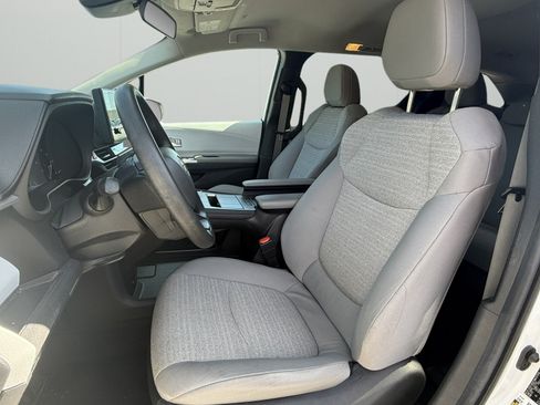Used 2025 Toyota Sienna LE FWD image 9