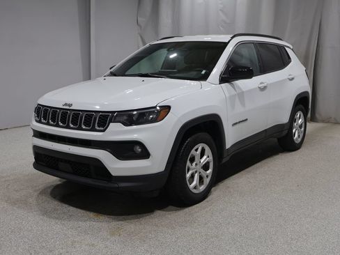 Used 2024 Jeep Compass Latitude AWD/4WD image 7