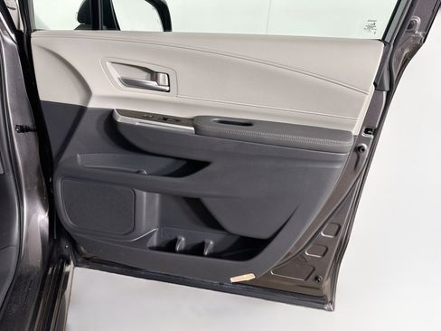 Used 2024 Toyota Sienna XLE FWD image 34