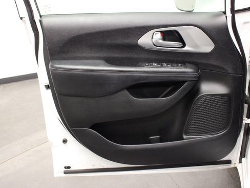 Used 2018 Chrysler Pacifica Touring-L Plus w/ Advanced Safetytec Group FWD image 20