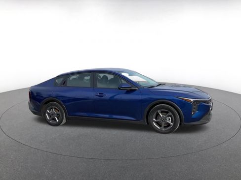 Used 2025 Kia K4 LXS image 2