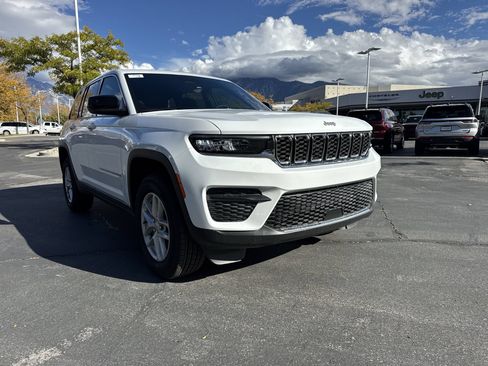 Used 2025 Jeep Grand Cherokee Laredo X w/ Trailer Tow Package AWD/4WD image 4