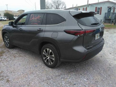 Used 2024 Toyota Highlander XLE image 2