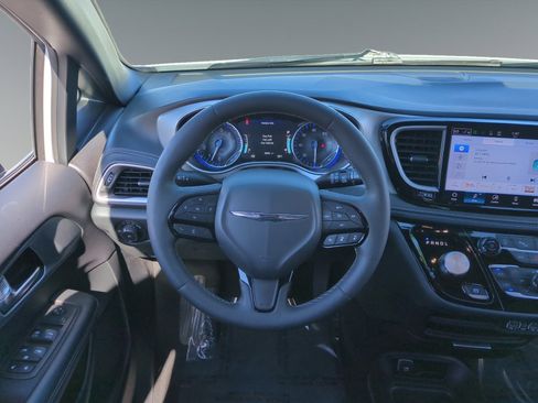 Used 2024 Chrysler Pacifica Touring image 12
