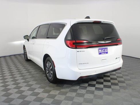 Used 2024 Chrysler Pacifica Select image 24