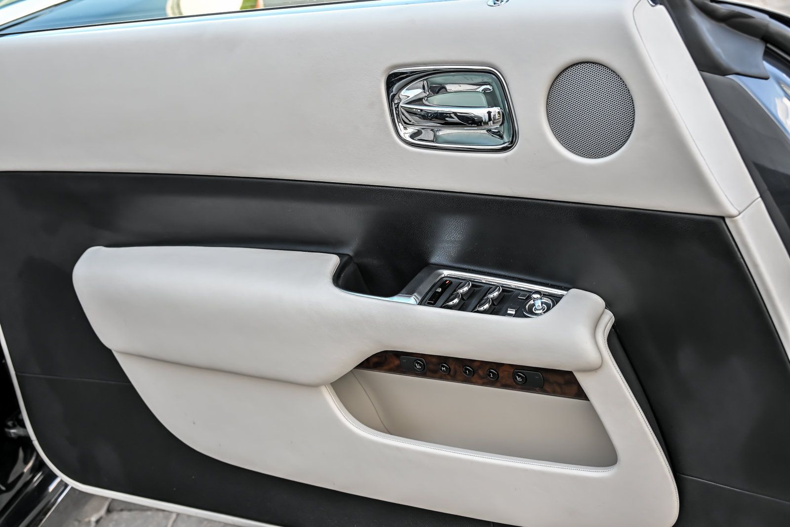 Used 2016 Rolls-Royce Wraith RWD image 15