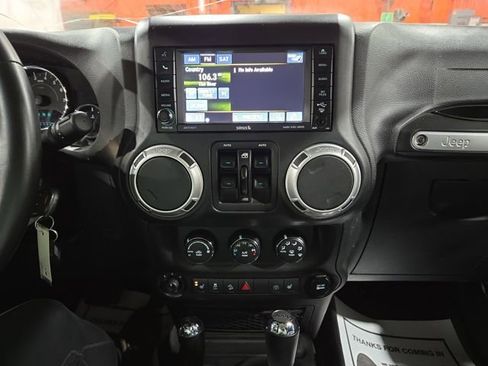Used 2015 Jeep Wrangler Unlimited Sahara w/ Connectivity Group image 19