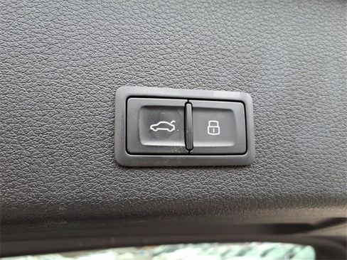 Used 2022 Audi e-tron Premium w/ Convenience Plus Package image 10