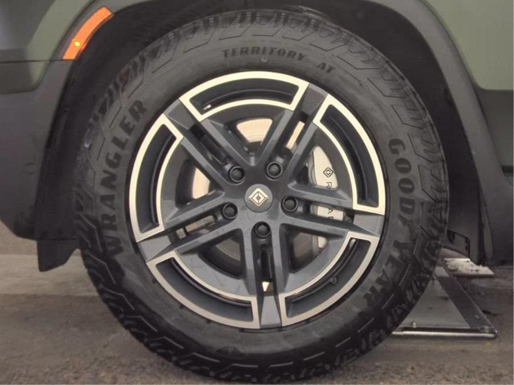 Used 2025 Rivian R1S Adventure Dual AWD/4WD image 9