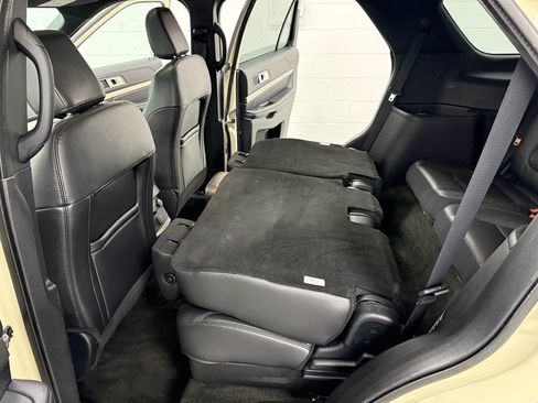 Used 2018 Ford Explorer XLT w/ Equipment Group 202A AWD/4WD image 14