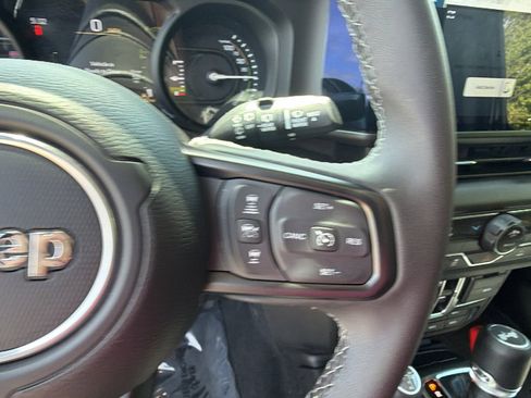 Used 2025 Jeep Wrangler Willys AWD/4WD image 28