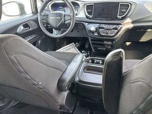 Used 2022 Chrysler Pacifica Touring image 37