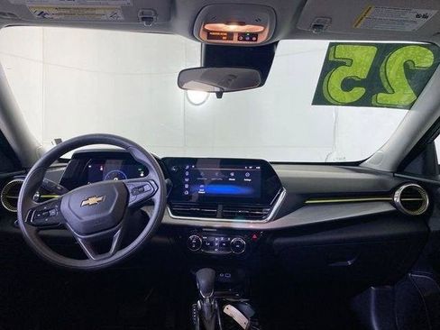Used 2025 Chevrolet Trax LT FWD image 12