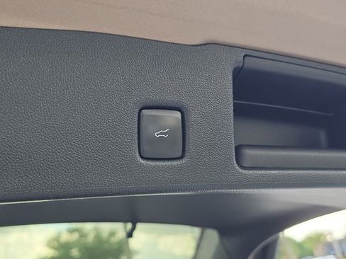 Used 2021 Ford Escape Titanium FWD image 11