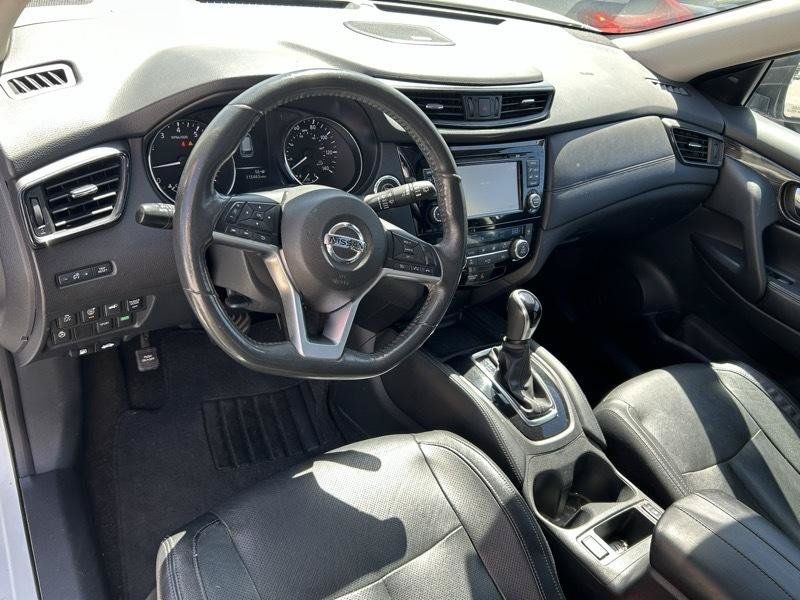 Used 2017 Nissan Rogue SL w/ SL Premium Package FWD image 8