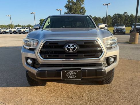Used 2017 Toyota Tacoma SR5 w/ Tow Package AWD/4WD image 8