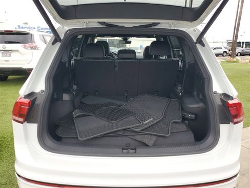 Used 2022 Volkswagen Tiguan SE R-Line image 9