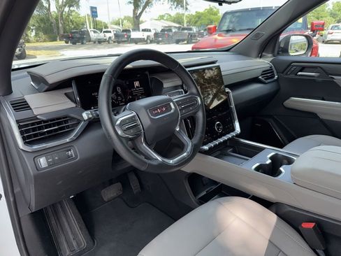 Used 2026 GMC Acadia Elevation w/ Elevation Premium Package FWD image 15