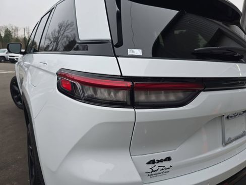 New 2025 Jeep Grand Cherokee 4WD image 33
