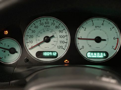 Used 2005 Chrysler Town & Country Limited FWD image 5