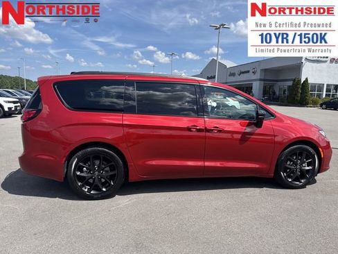 New 2026 Chrysler Pacifica Limited w/ Uconnect Theater Family Group image 5